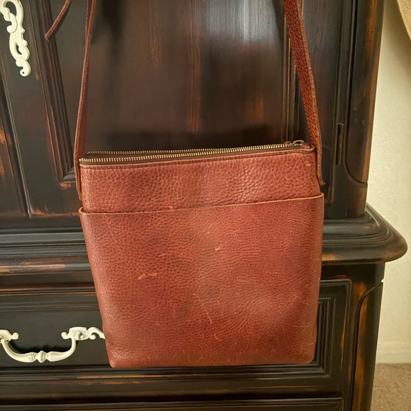 Duluth Trading Co Handbags - Duluth Trading Co Chestnut Leather Messenger Bag